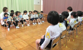 3歳児が名前を呼ばれたら返事をしているところ