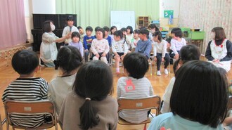 在園児が自己紹介をしているところ