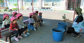3歳児が苗の説明を聞いているところ