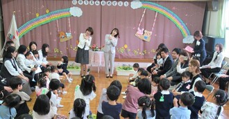 みんなでチューリップの歌を歌っているところ