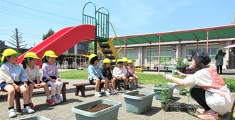 き組の子どもたちが野菜の説明を聞いているところ