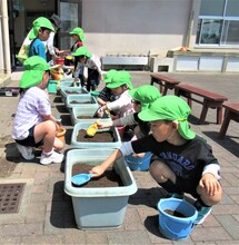 野菜を植えるために土作りをしているところ