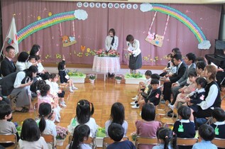 3歳の担任が一人ずつ園児の名前を呼んでいるところ