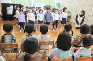 在園児が歓迎の歌を歌っているところ
