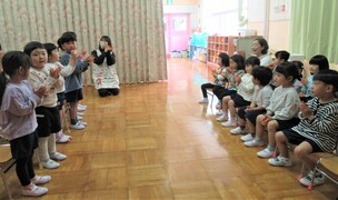 みんなでチューリップを歌っているところ