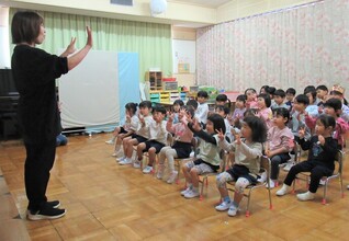 みんなで手遊びをしているところ