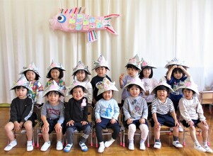 作ったこいのぼりを持ってみんなで撮影