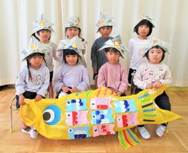 自分たちで作ったこいのぼりを持って4歳児が撮影
