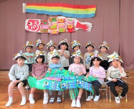 5歳児が自分たちで作ったこいのぼりと撮影