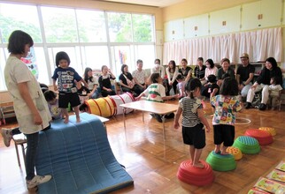 3歳児が保育参観で運動遊びをしているところ