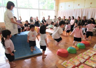3歳児が運動遊びをしているところ