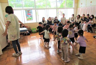 3歳児がダンスをしているところ
