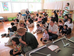 3歳児が親子でふれあい遊びをしているところ