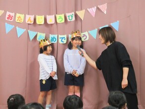 誕生児のインタビューをしているところ