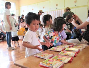 3歳児が帰りの用意をしているところ