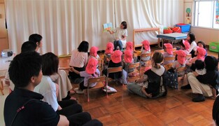 3歳児が絵本の読み聞かせをしているところ