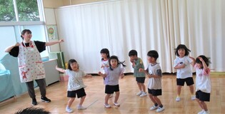 4歳児が保育参観でダンスをしているところ