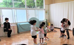 室内で鬼ごっこをしているところ