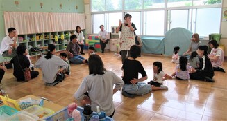 4歳児が親子でふれあい遊びをする