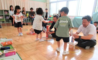 親子でゲームをしているところ
