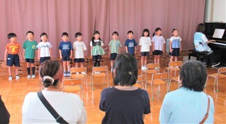 5歳児が歌を歌っているところ