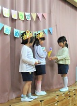 友達からプレゼントをもらっているところ