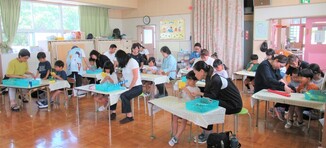 5歳児が親子で製作をしているところ