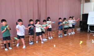 作ったロケットで遊んでいるところ