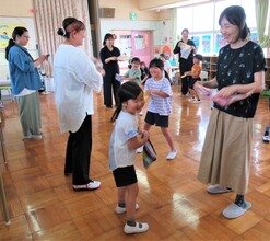 親子でふれあい遊びをしているところ