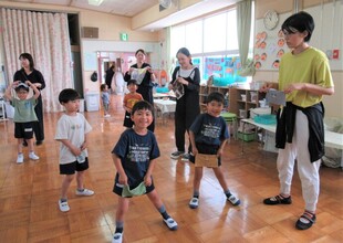 親子でダンスをしているところ