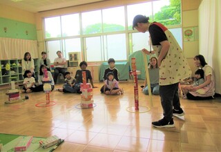 4歳児がゲームをしているところ