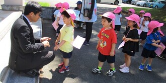 3歳児が教頭先生に挨拶をしているところ