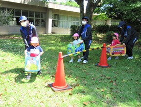 3歳児が電車に乗っているところ