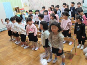 誕生児に歌のプレゼントをしているところ