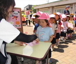 3歳児がゴールしてシールをもらっているところ
