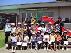 3歳児がゴールして集合写真