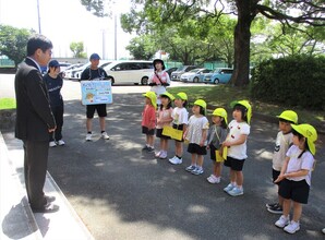 4歳児が教頭先生と挨拶をしているところ