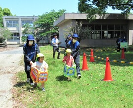 4歳児が電車に乗って走っているところ