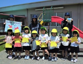 4歳児がゴールをして集合写真