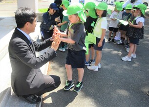 5歳児が教頭先生と挨拶しているところ