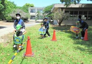 5歳児が電車に乗って4走っているところ