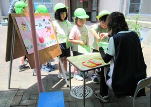 5歳児がゴールをしてシールをもらっているところ