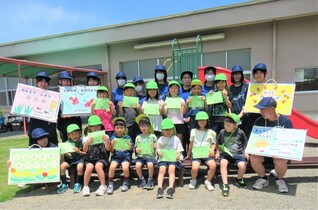5歳児がゴールをして記念写真