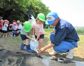 お兄さんと水やりをしているところ