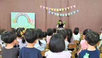 みんなで手遊びをしているところ