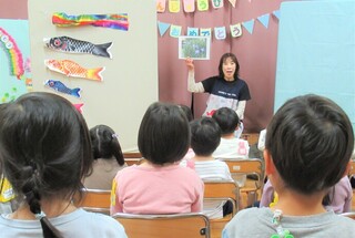 菖蒲の話を聞いているところ