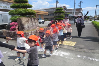 遠足に行く年少児