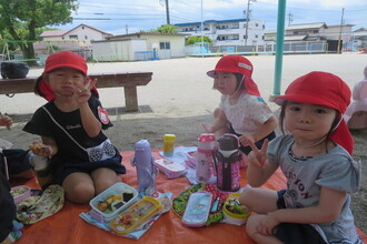 お弁当を食べる年少児