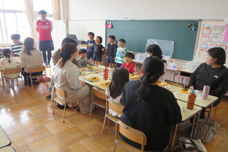 給食を食べる年長親子