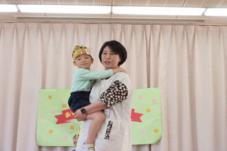 抱っこをしてもらう年中児